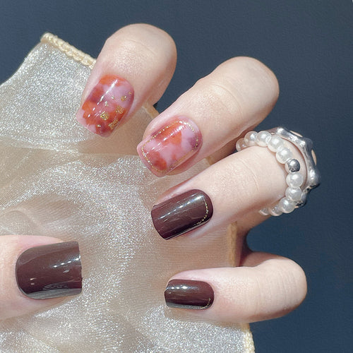Künstlerisches Press-on-Nagelset mit Marmor- und Metallakzenten Karnz