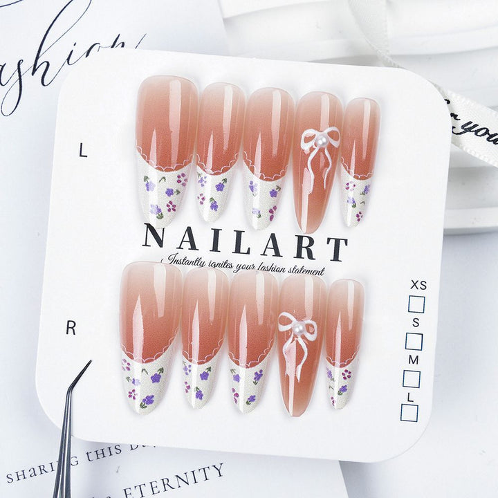 Künstlerisches Stiletto Press-On Nagelset mit floralem Schmuck Karnz