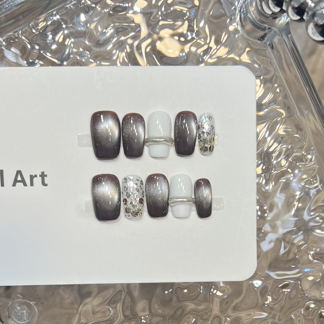 Luxuriöse Press-On Nail Art mit Glitzerakzenten