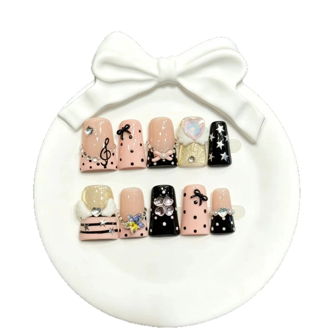 Dekoratives Press-On Nail Art Set mit einzigartigen Charms