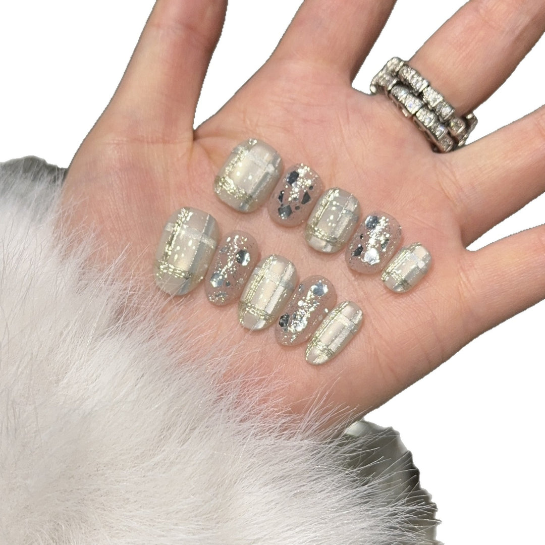 Glamouröse Kunstnagelspitzen mit Metallic-Detail Karnz