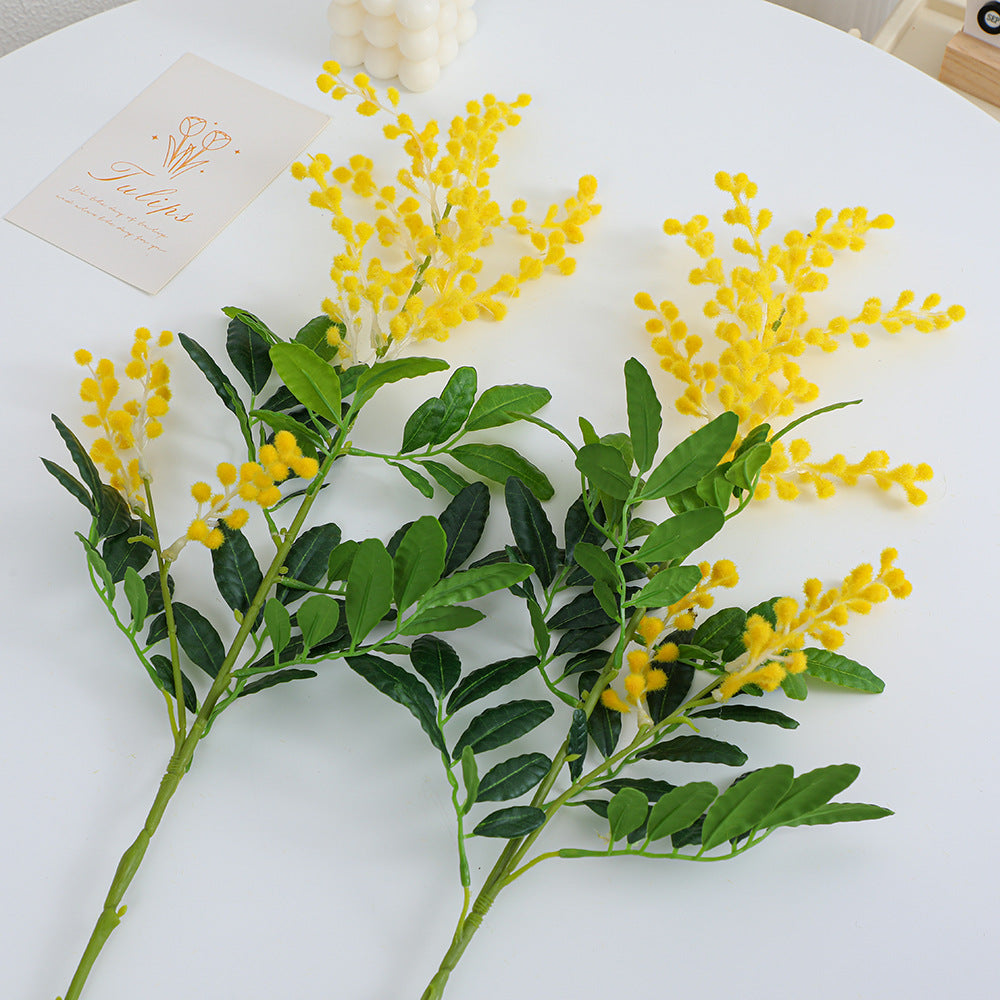 Künstlicher Mimosenzweig mit detaillierten Blüten und Blättern Karnz