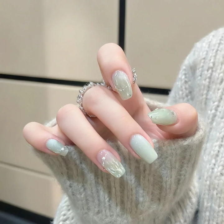 Elegante Nagelkunst mit Glitzerkante Karnz