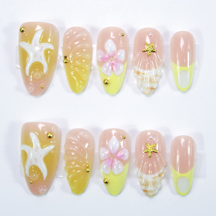 Kunstnagelset mit maritimen Muschel- und Blütenmotiven Karnz