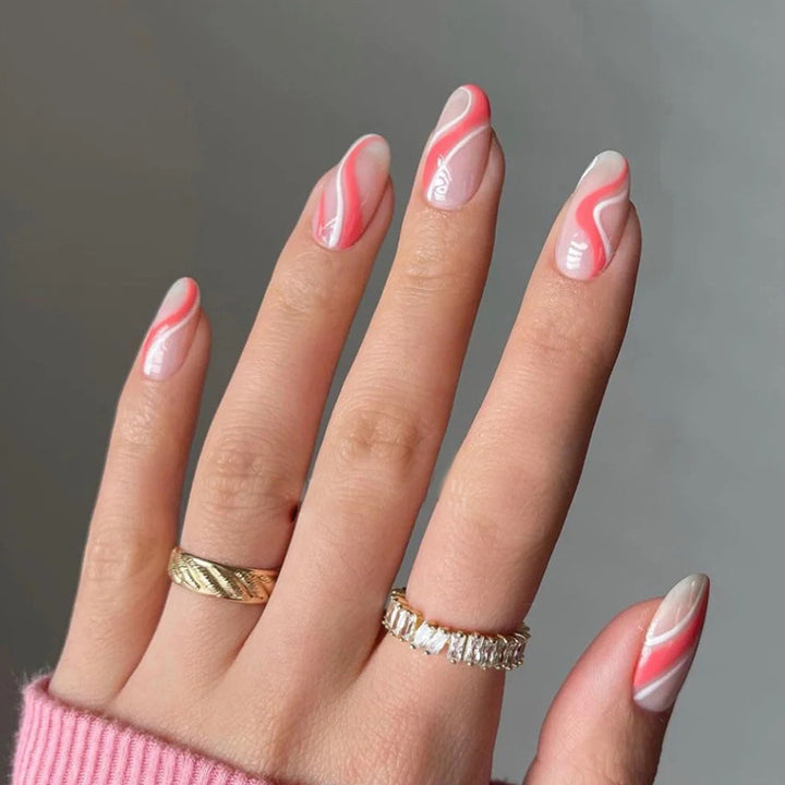 Kunstvolle Nagelverlängerungen mit elegantem Blattmuster Karnz