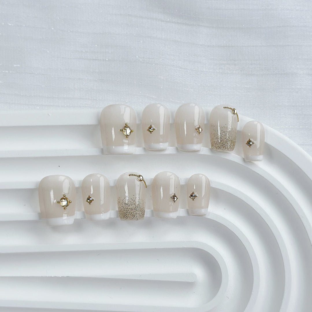 Elegantes Press-On Nagelset mit goldenen Akzenten