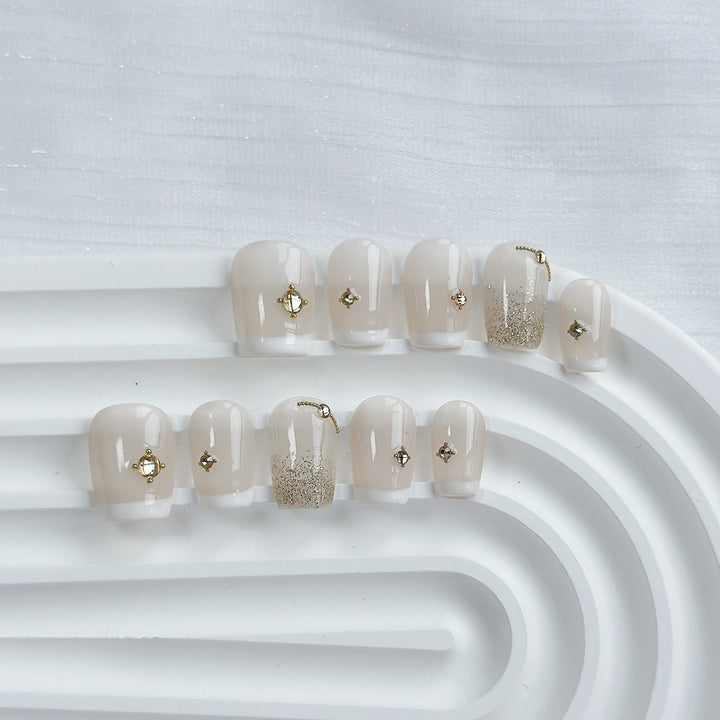Elegantes Press-On Nagelset mit goldenen Akzenten