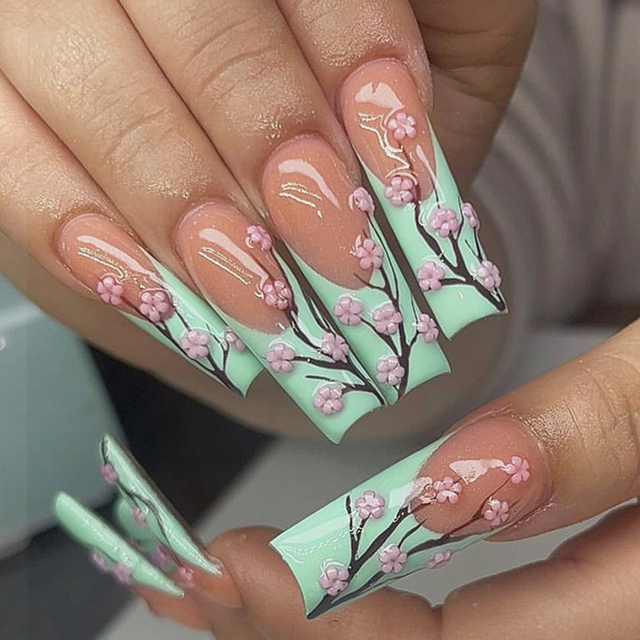 Kunstnagelset mit zarten Blüten- und Naturtönen Karnz
