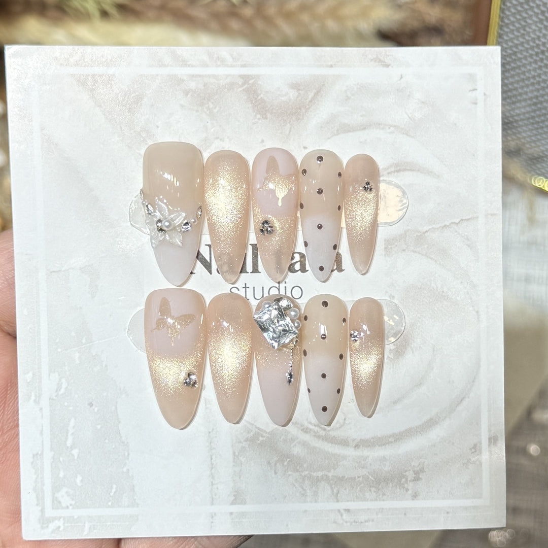 Elegantes Press-On-Nail-Art-Set mit dekorativen floralen Akzenten Karnz