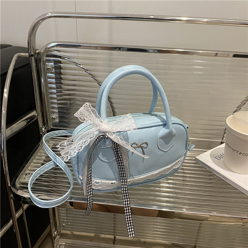 Elegante mit Spitzenbesatz verzierte Bogenhandtasche Karnz