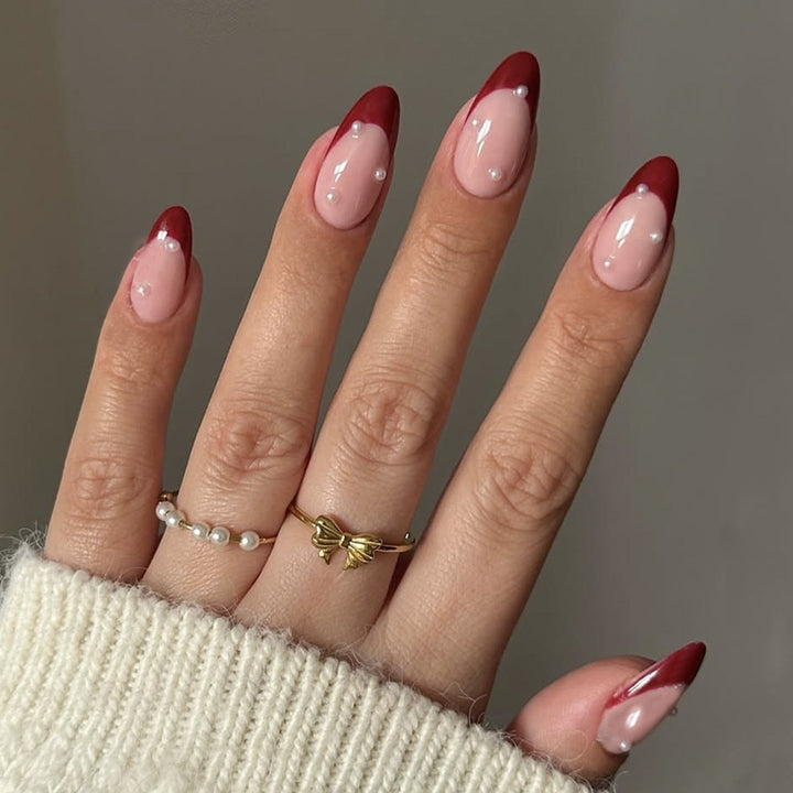 Kunstnagelset mit glamourösen Akzenten und eleganten Spitzen Karnz