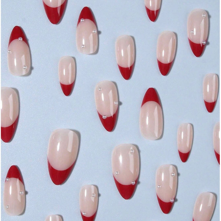 Kunstnagelset mit elegantem Spitzen-Design und schimmernden Akzenten Karnz