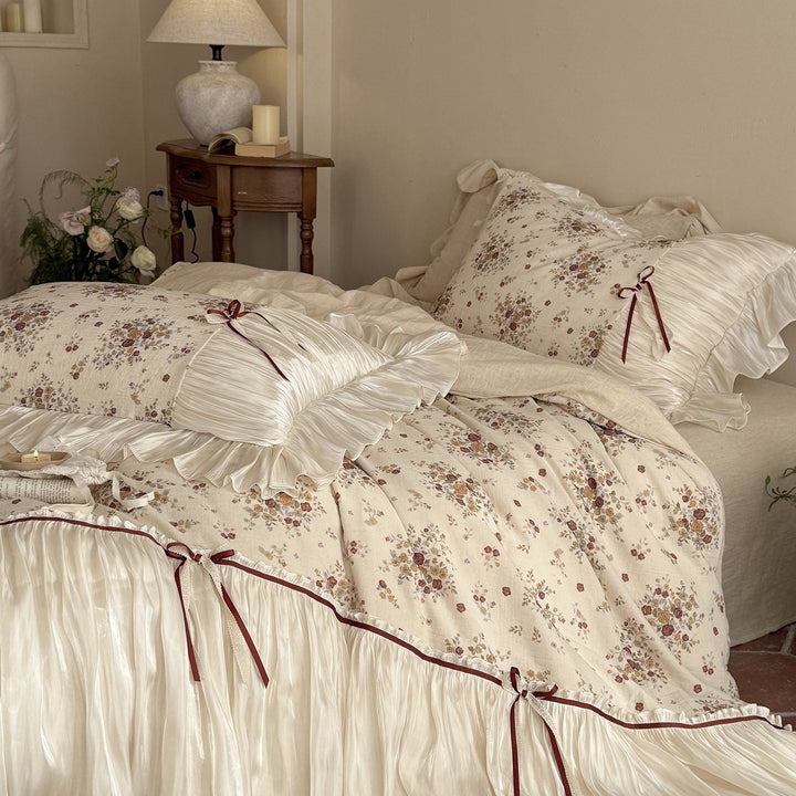 Bettwäsche-Set mit plissiertem Satin-Bettrock und Vintage‑Blumenprint