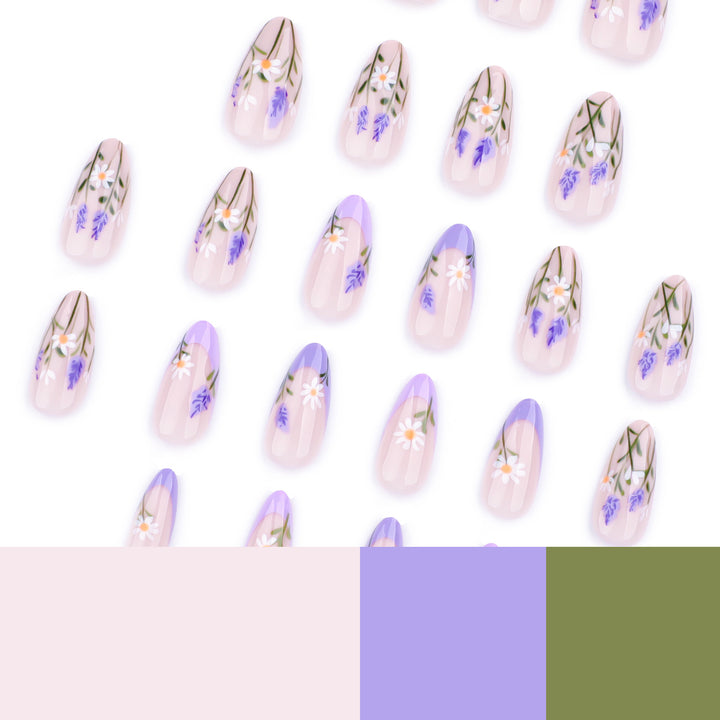 Kunstvolle Nagelkunst mit zarten Blumenverzierungen Karnz