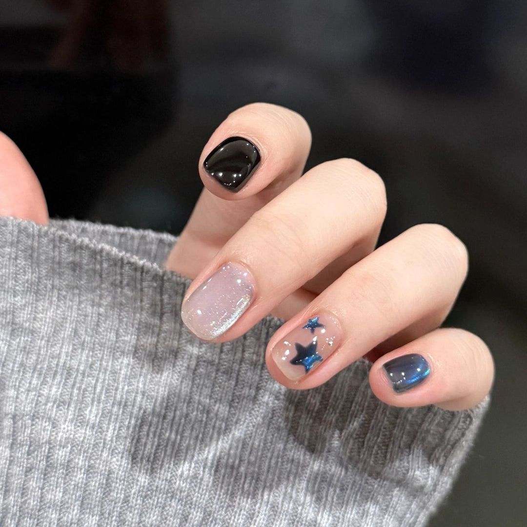 Kunstnägel mit Elegantem Sternendesign und Schimmernden Effekten Karnz