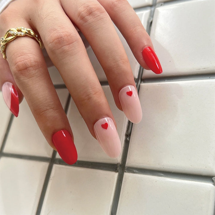 Elegante Nagelverlängerungen mit Herzdesign Karnz