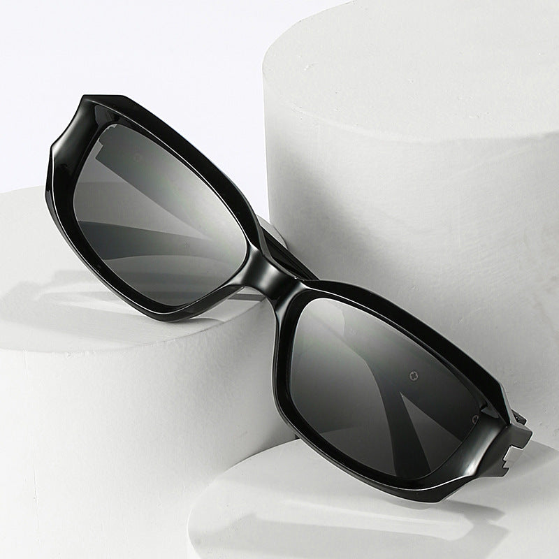 Retro-inspirierte winkelförmige Sonnenbrille mit einzigartigen dekorativen Details Karnz