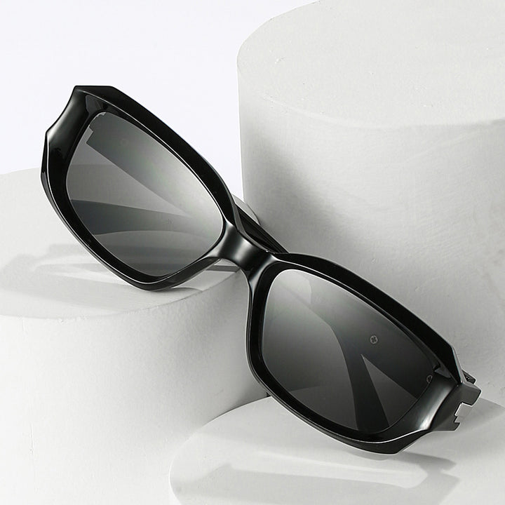Retro-inspirierte winkelförmige Sonnenbrille mit einzigartigen dekorativen Details Karnz
