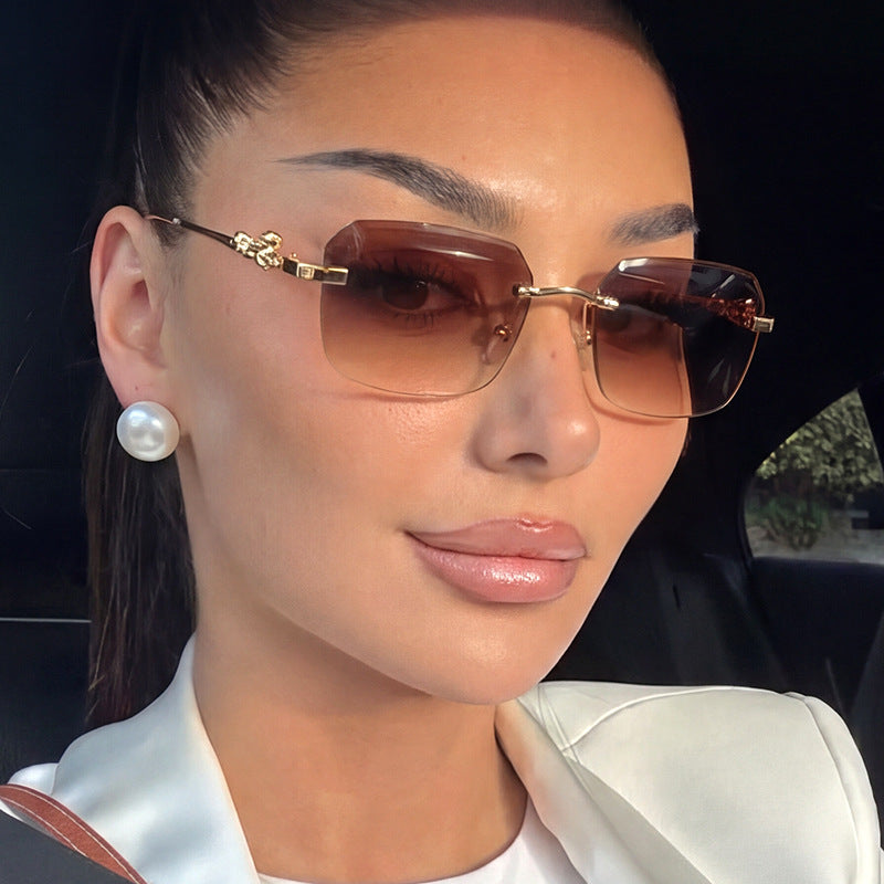 Damen modische quadratische Sonnenbrille mit elegantem Goldrahmen und schützendem UV-Filter Karnz