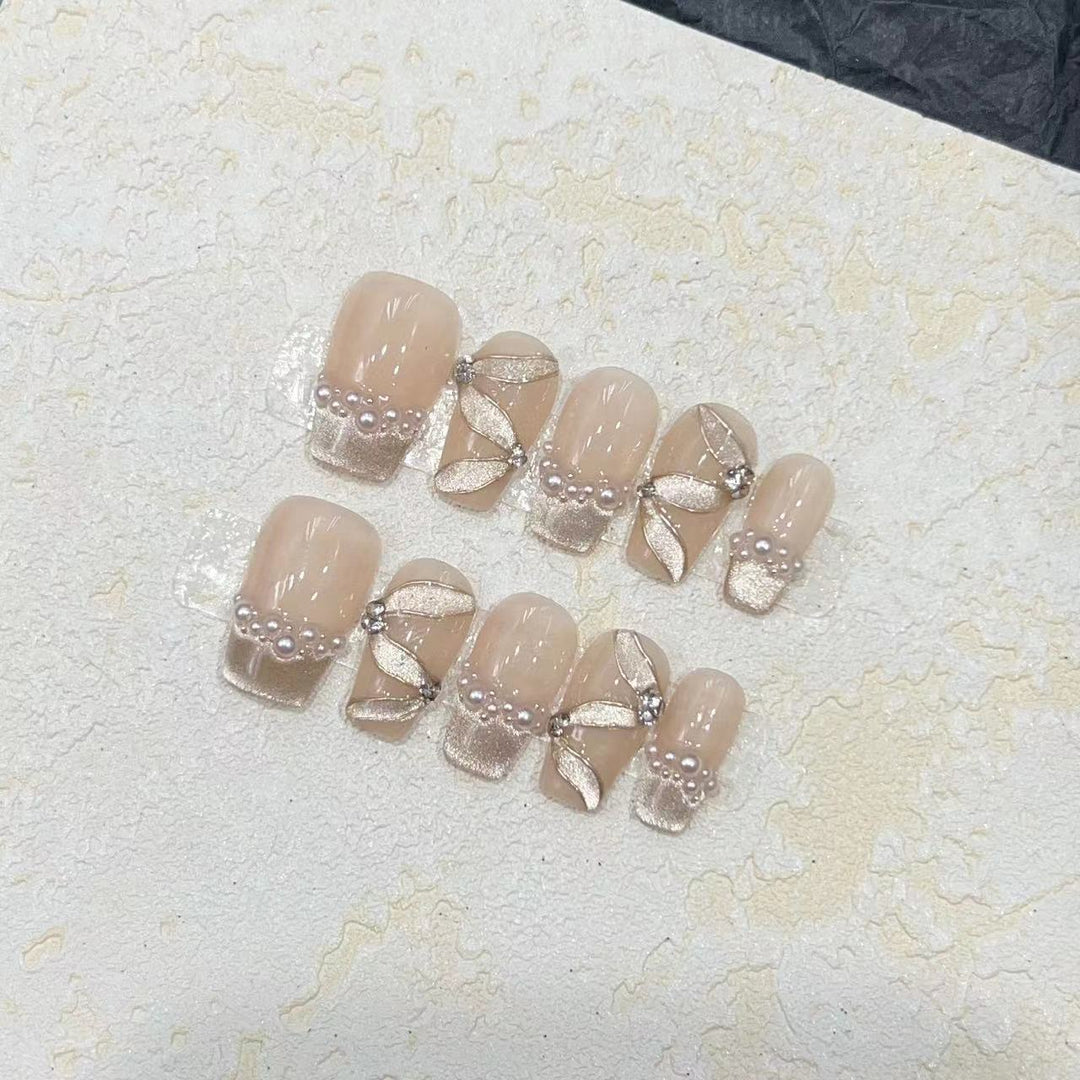 Luxuriöses dekoratives Press-On-Nagelset mit Perlen- und Edelsteinakzenten Karnz