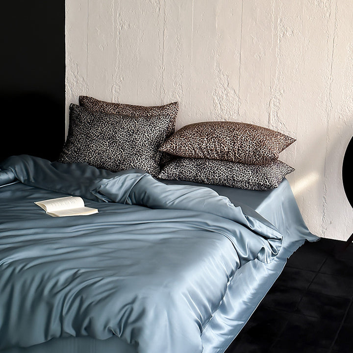 Seidenglänzende Satin-Bettwäschegarnitur mit glattem Fall und Animal-Print-Kissen