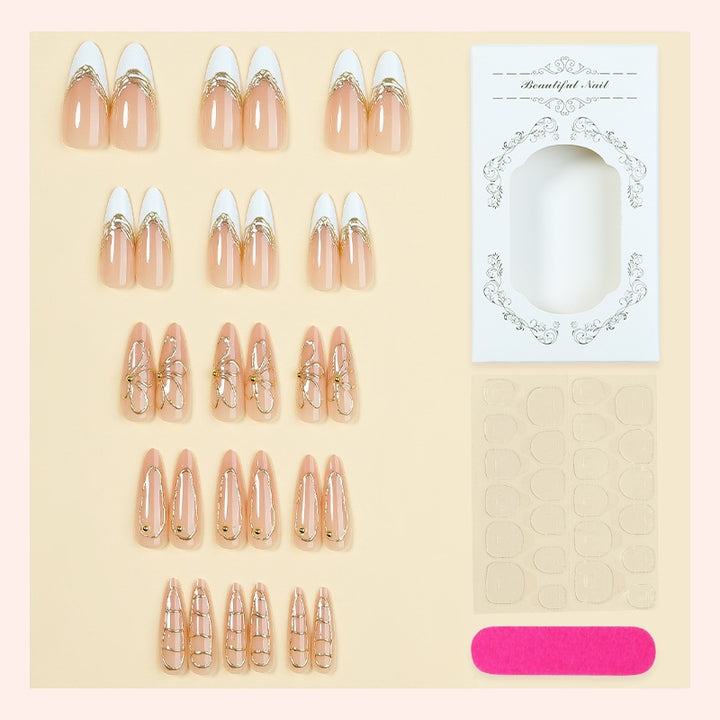 Kunstnagelset mit filigranen Goldakzenten Karnz