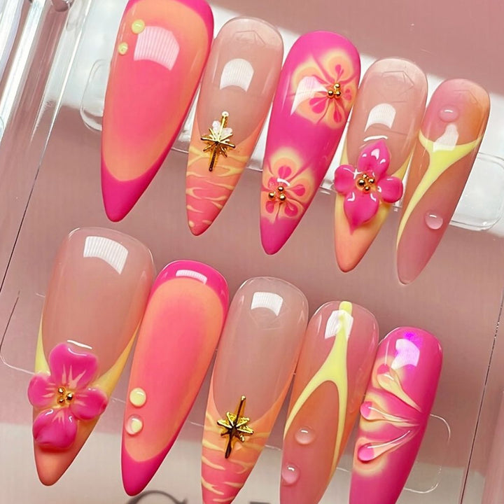 Kunstvolle Nagelspitzen mit floralen und abstrakten Designs Karnz