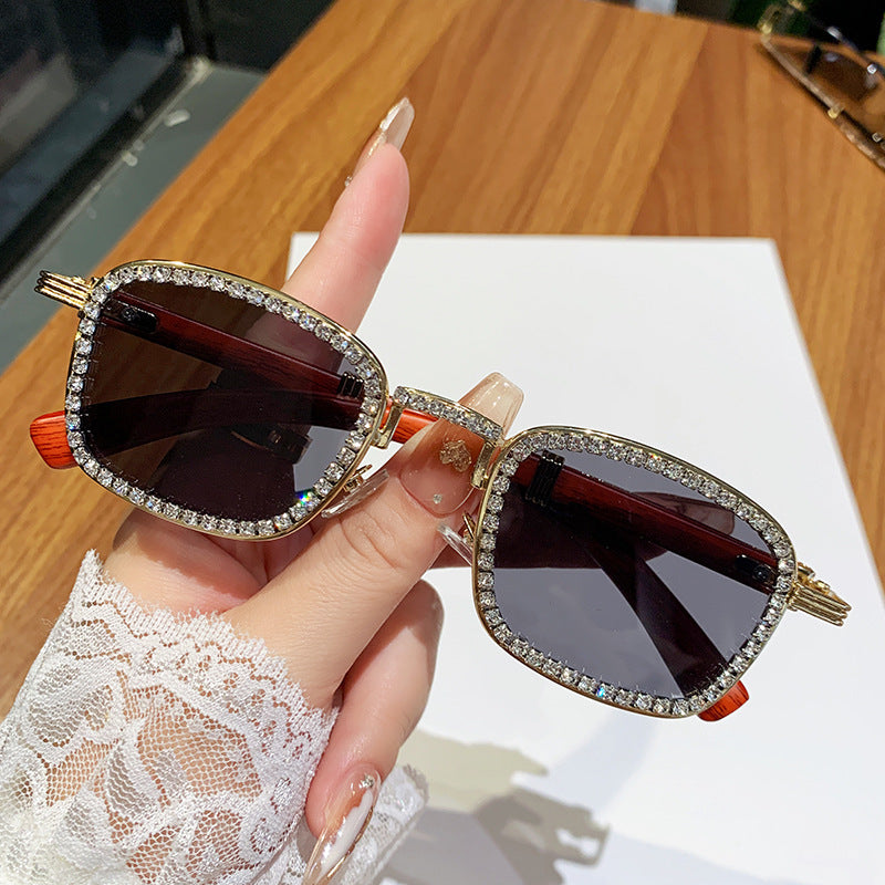 Damen Sonnenbrille mit strassbesetztem Rahmen und modernem Holzdesign Karnz