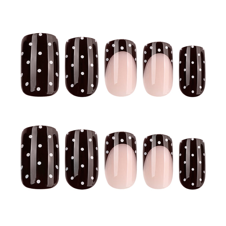 Kunstvolle Nagelkunst mit trendigem Punktedesign Karnz