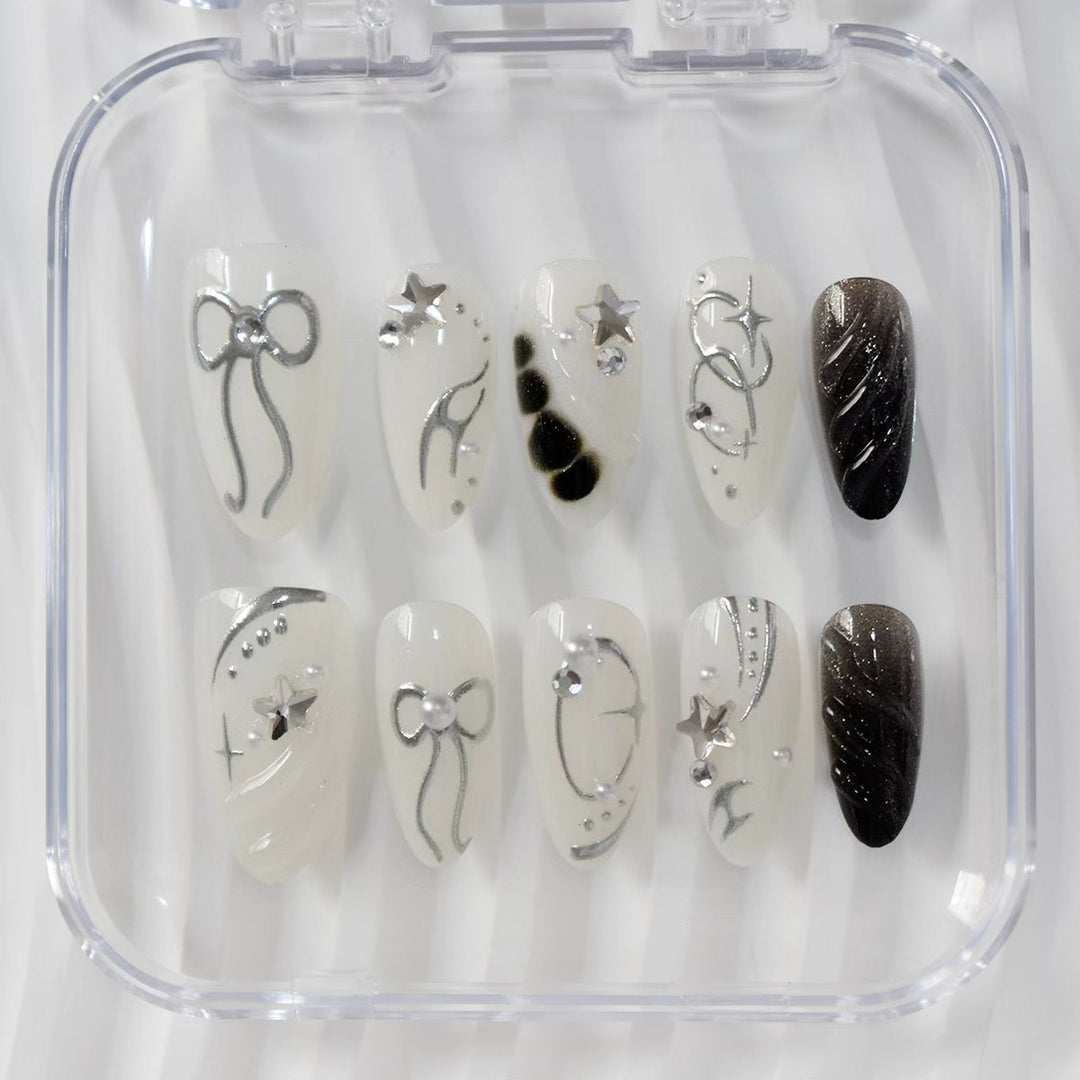 Kreatives Press-On Nagelkunstset mit eleganten silbernen Akzenten Karnz