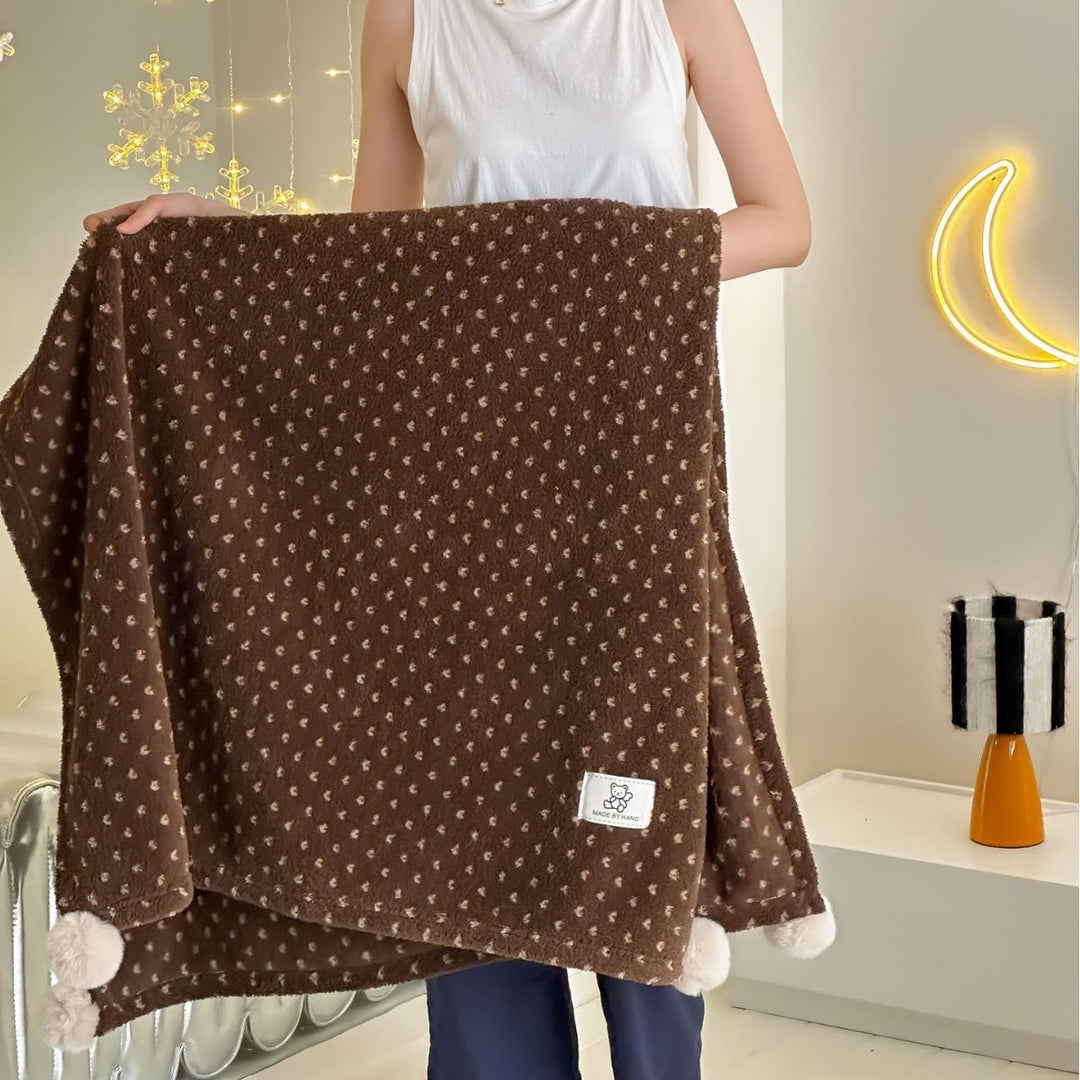 Große kuschelige Wohndecke im Nordic-Boho-Muster mit Pompon-Quasten
