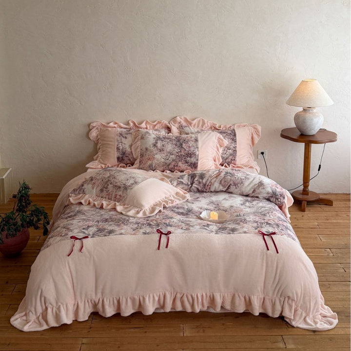 Romantisches Bettwäsche-Set mit Volant, floraler Jacquard-Einlage und Zierbändern