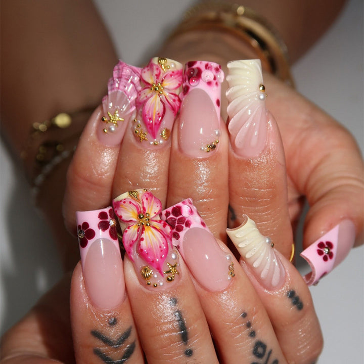 Elegante Kunstnagelspitzen mit Goldakzenten Karnz