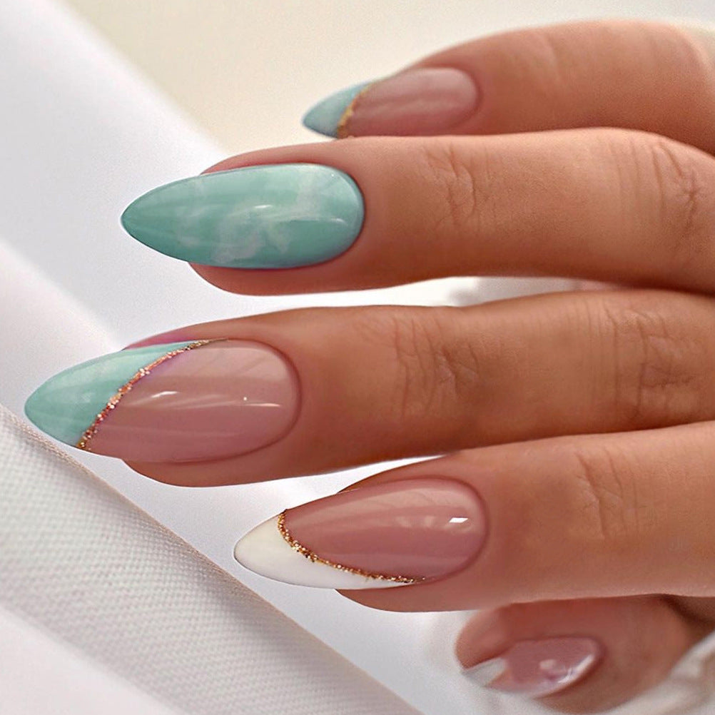Elegante Stiletto Press-On Nägel Set mit goldenen Akzenten Karnz