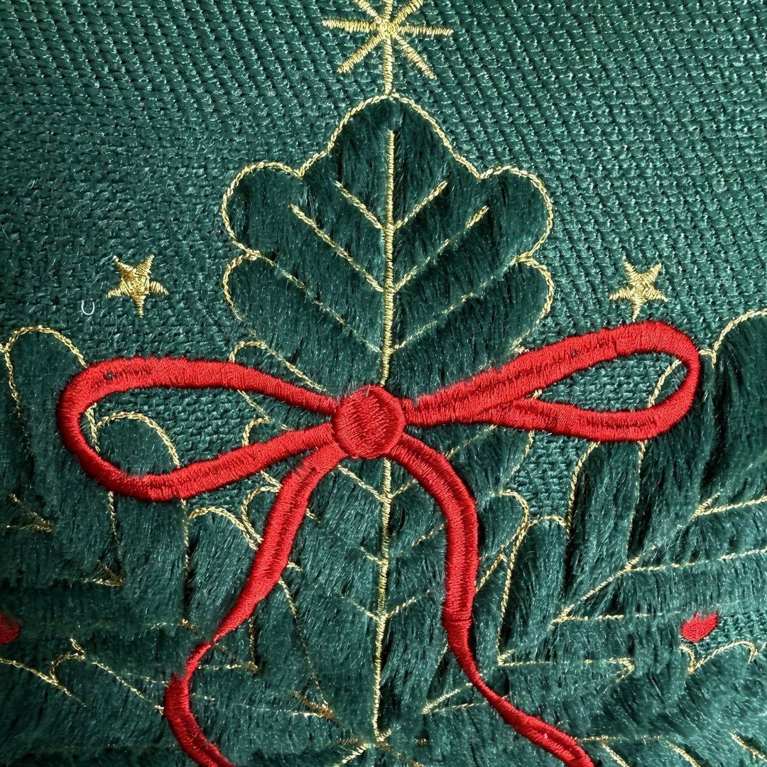 Luxuriös besticktes Samt Weihnachts-Wurfkissen mit Kunstfell-Fransen