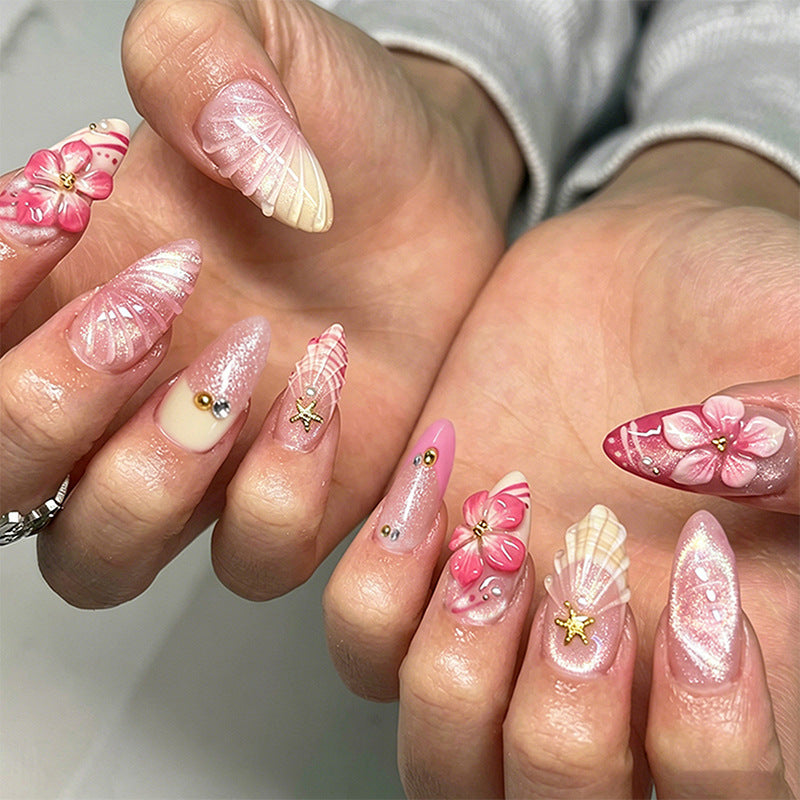Kunstvolles Nagelset mit floralen Akzenten Karnz