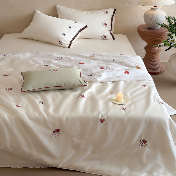 Elegante Satin-Bettwäsche-Garnitur mit feiner Blumenstickerei und Spitzenrand