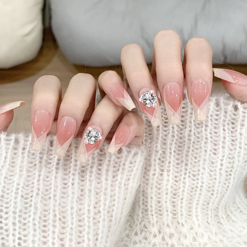 Kunstnagelset mit edlen Spitzen und Kristallakzenten Karnz