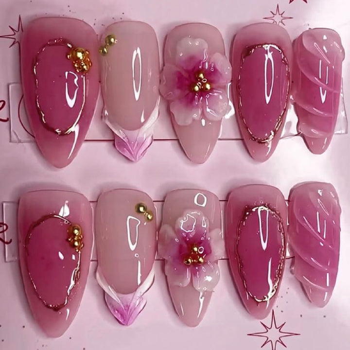 Kunstnagelset mit floralen Akzenten und luxuriösen Details Karnz