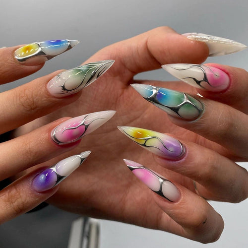 Kunstvolle Stiletto-Nägel mit transparentem Design und farbenfrohen Akzenten Karnz