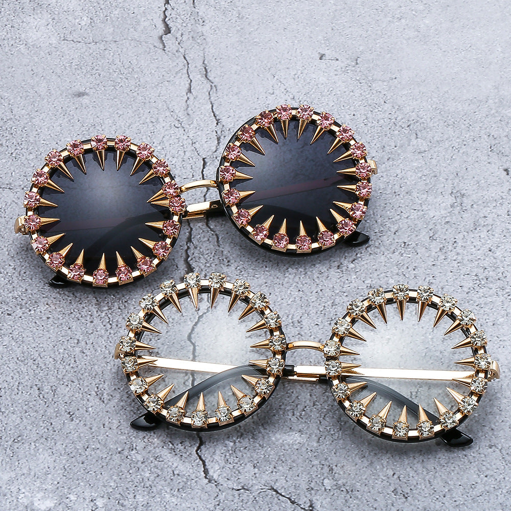 Damen kreative und auffällige Sonnenbrille mit Spikes und Strassdetails Karnz