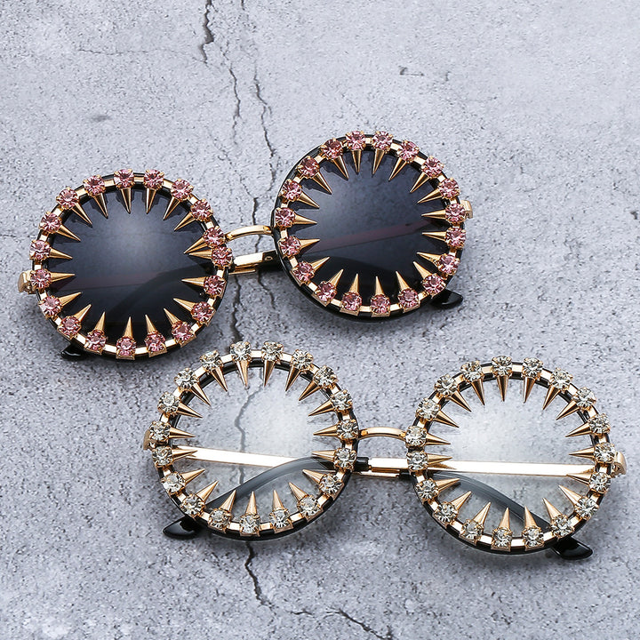 Damen kreative und auffällige Sonnenbrille mit Spikes und Strassdetails Karnz