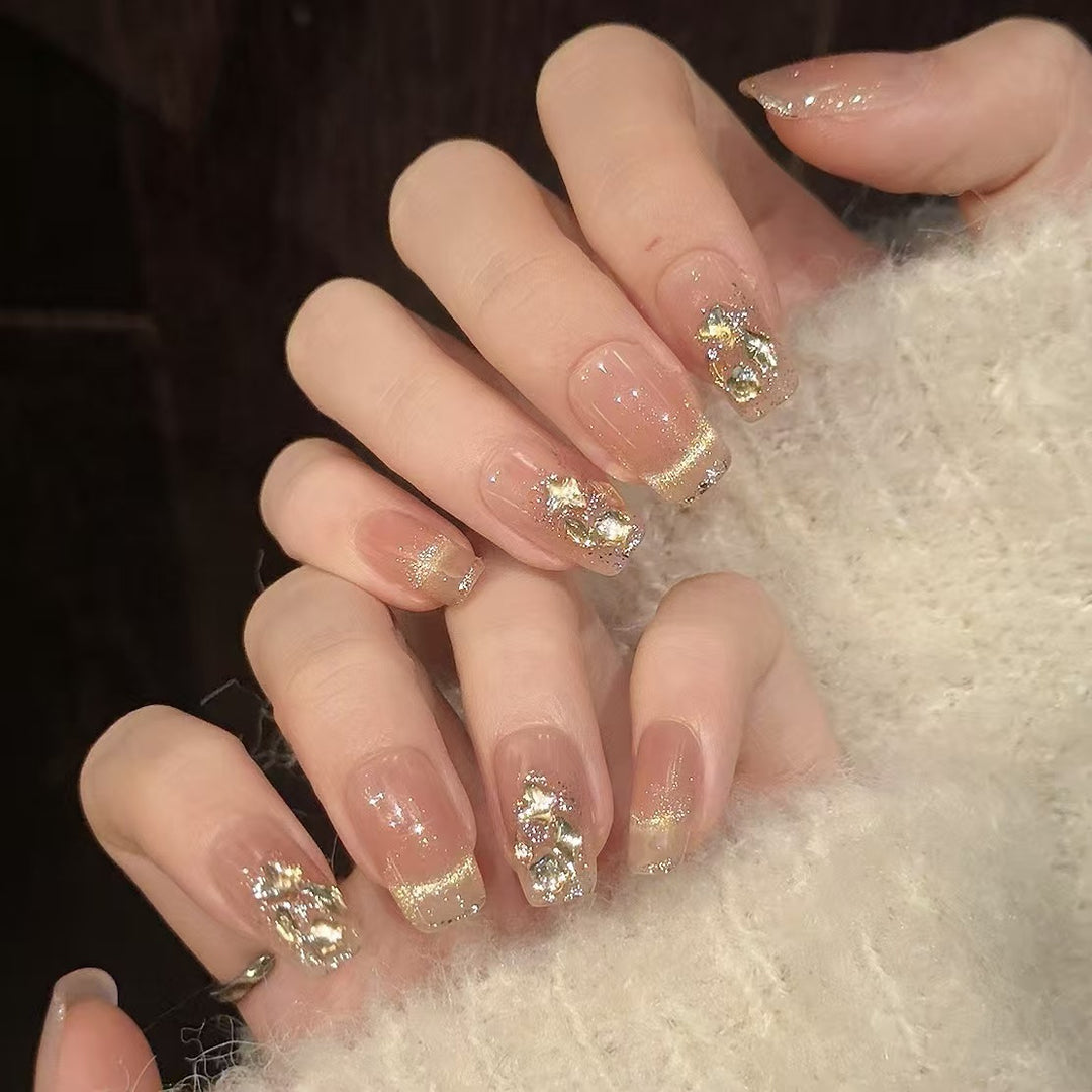 Elegante mit Kristallen verzierte Nagelkunstverlängerungen