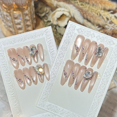 Luxuriöses aufklebbares Nagelset mit Strass-Akzenten
