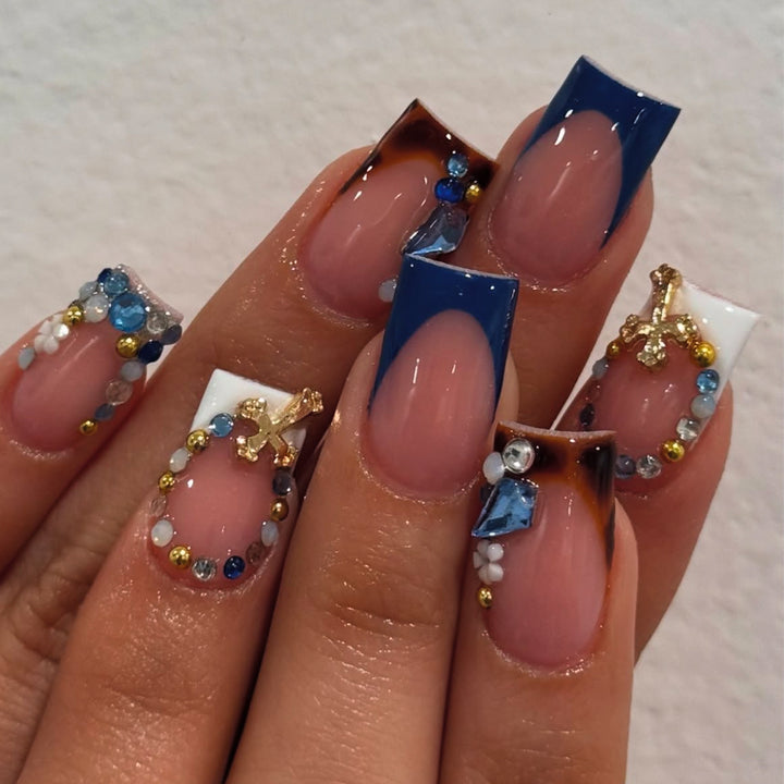 Kunstvolle Fingernägel mit Eleganten Verzierungen Karnz