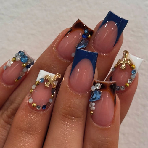 Kunstvolle Fingernägel mit Eleganten Verzierungen Karnz