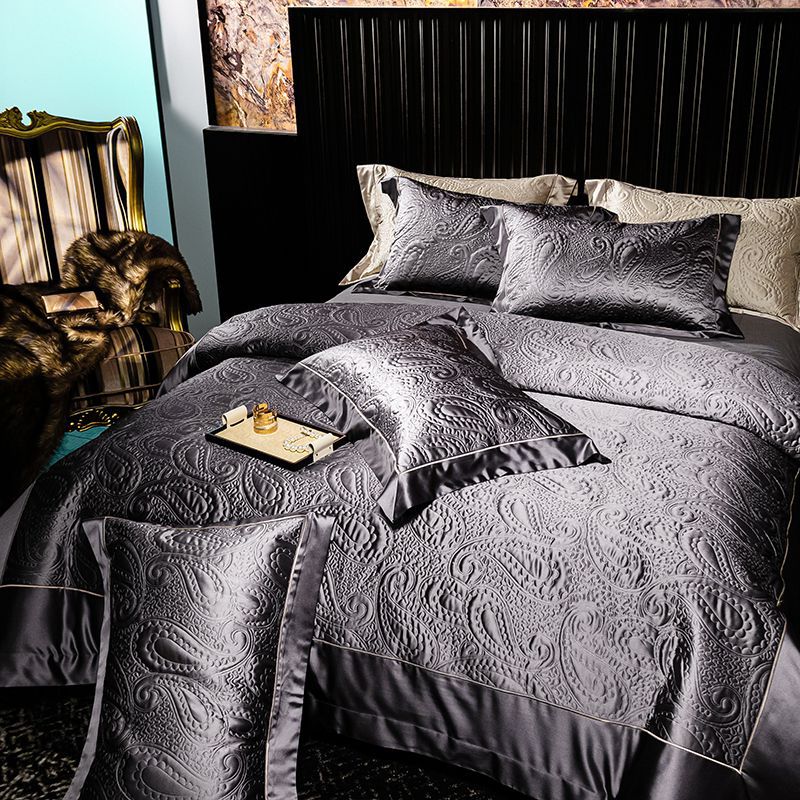 Luxuriöses gestepptes Paisley-Bettüberwurf-Set mit Satinbesatz