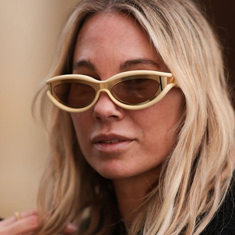 Damen stilvolle Sonnenbrille mit modischem Schwung Karnz