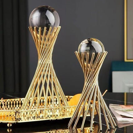Elegante Skulptur mit Kristallkugel Karnz