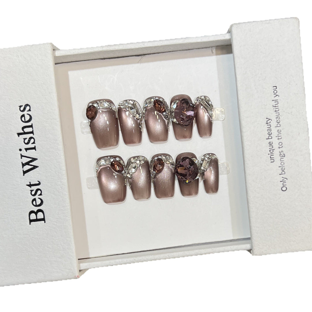 Dekoratives Press-On-Nageldesign mit Edelsteinakzenten Karnz